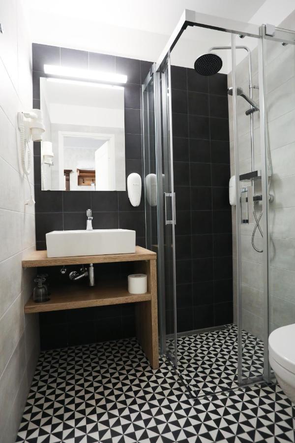 Отель Saka Manor Экстерьер фото