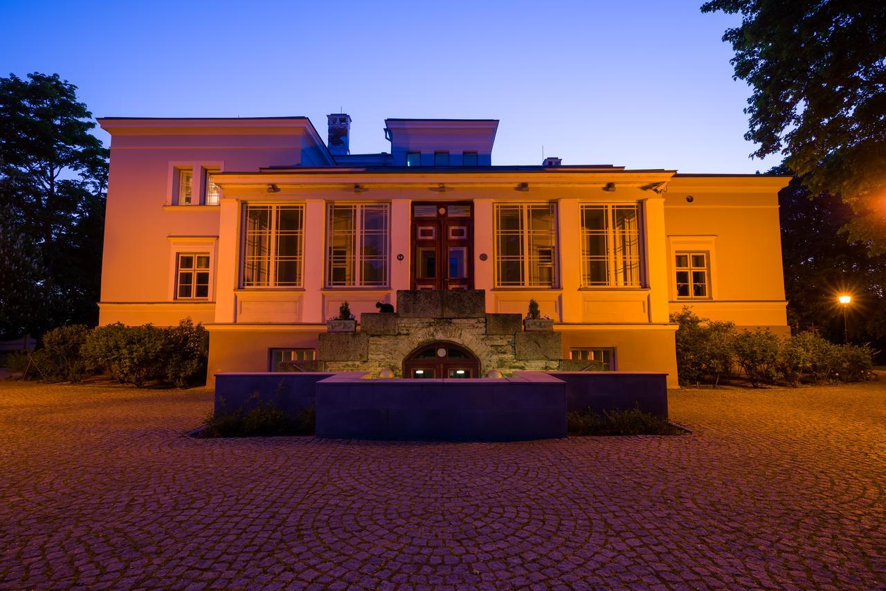 Отель Saka Manor Экстерьер фото