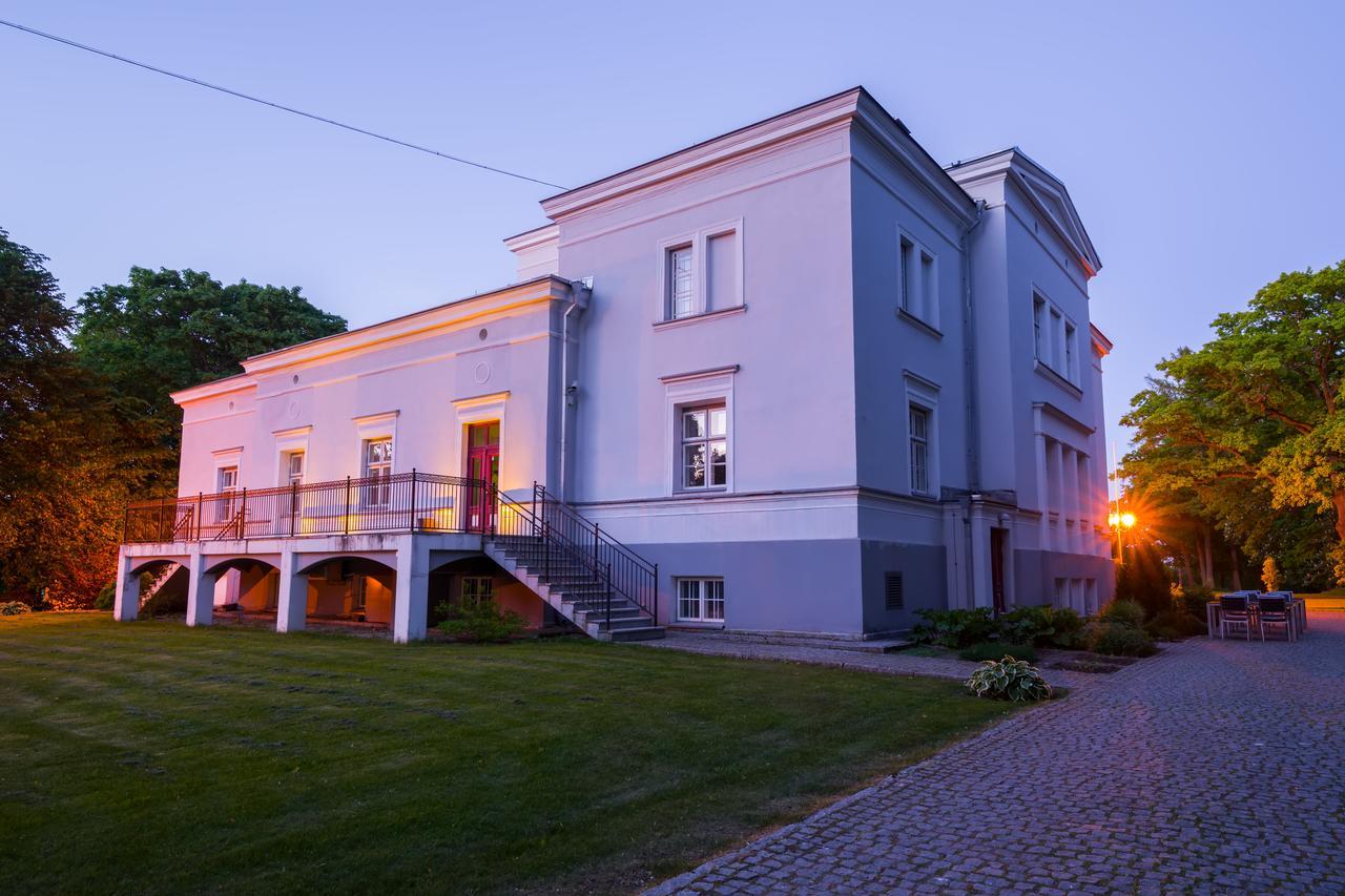 Отель Saka Manor Экстерьер фото